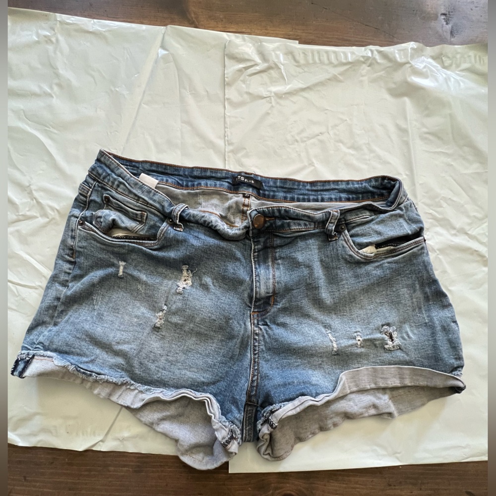 STS blue women’s denim shorts.